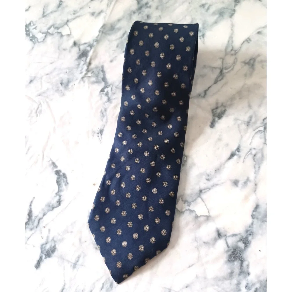 417 by Van Heusen Mens Navy Blue Medallion Silk Tie Made in USA Italian Fabric